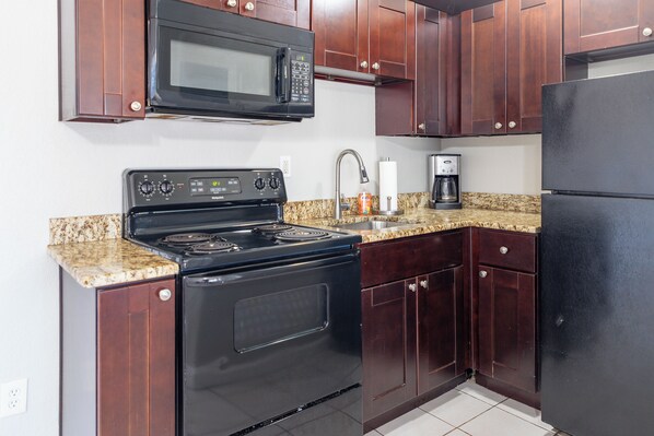 Private kitchen - Chic 1-bedroom with WiFi and AC in vibrant South Tampa (Tampa)