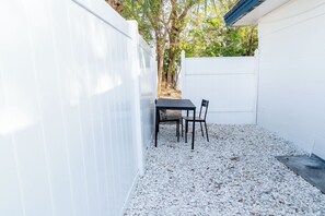 Outdoor dining - Chic 1-bedroom with WiFi and AC in vibrant South Tampa (Tampa)