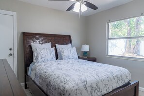 1 bedroom, iron/ironing board, WiFi, bed sheets - Chic 1-bedroom with WiFi and AC in vibrant South Tampa (Tampa)