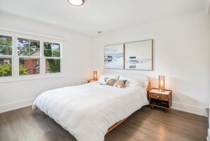 5 bedrooms, iron/ironing board, WiFi, bed sheets - Niagara Wine Country Home (St. Catharines)
