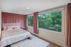 5 bedrooms, iron/ironing board, WiFi, bed sheets