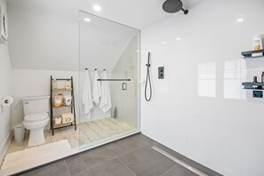 Shower, hair dryer, towels, soap - Niagara Wine Country Home (St. Catharines)