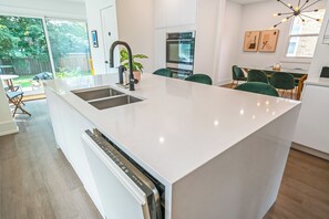 Private kitchen - Niagara Wine Country Home (St. Catharines)