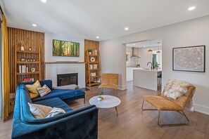 Living area - Niagara Wine Country Home (St. Catharines)