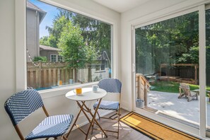 Outdoor dining - Niagara Wine Country Home (St. Catharines)