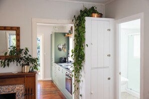 Fridge, microwave, oven, stovetop - Cute wee bach within walking distance of beaches and village (Waiheke Island)