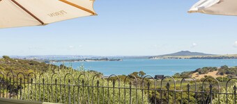 Cute wee bach within walking distance of beaches and village