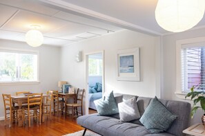 Smart TV, fireplace - Cute wee bach within walking distance of beaches and village (Waiheke Island)