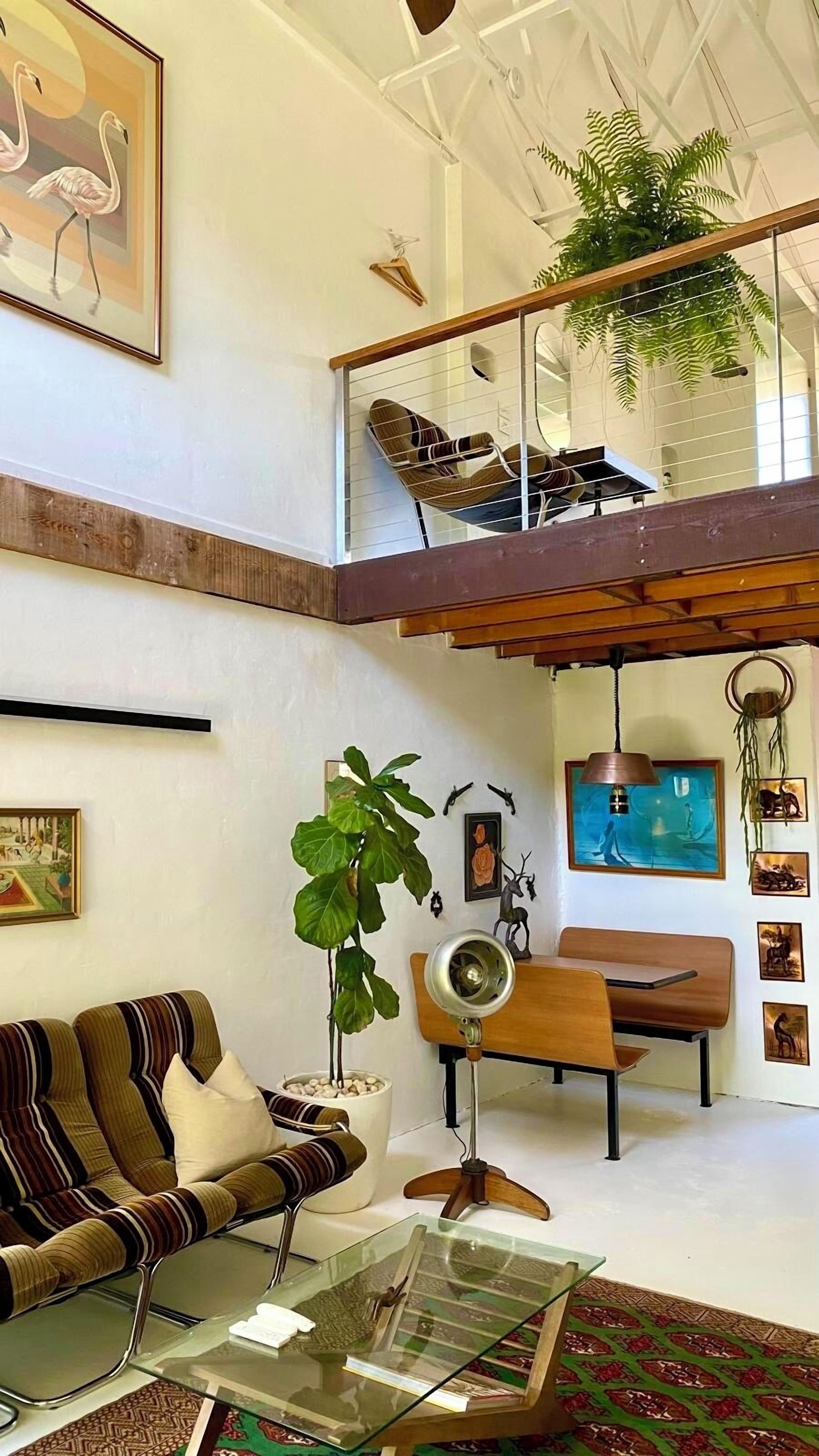 Smart TV, chimenea y estéreo 