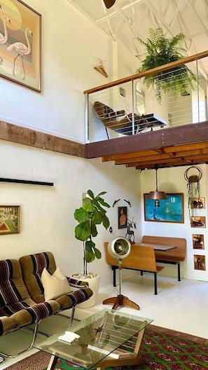 Smart TV, chimenea, estéreo