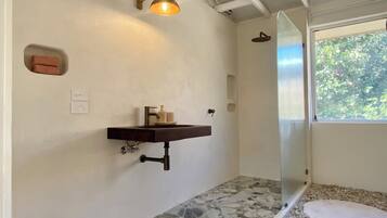 Dusch, hårtork, handdukar och tvål