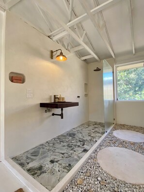 Doccia, asciugacapelli, asciugamani, sapone