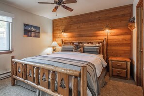 2 habitaciones, escritorio y tabla de planchar con plancha