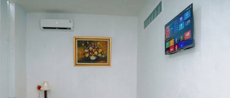 Deluxe kamer | Een minibar, een bureau, een laptopwerkplek, gratis wifi