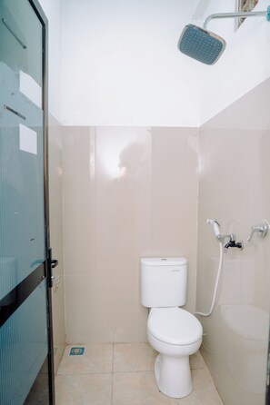 Shower, towels, soap - Kayu Tangi Guest House Syariah (Banjarmasin)