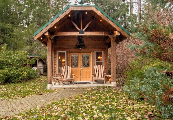 Exterior - Magical Mountain Cottage offering HOT TUB, Free WIFI & EV Charger! ✨ (Ashford)