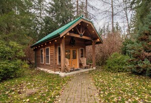 Exterior - Magical Mountain Cottage offering HOT TUB, Free WIFI & EV Charger! ✨ (Ashford)