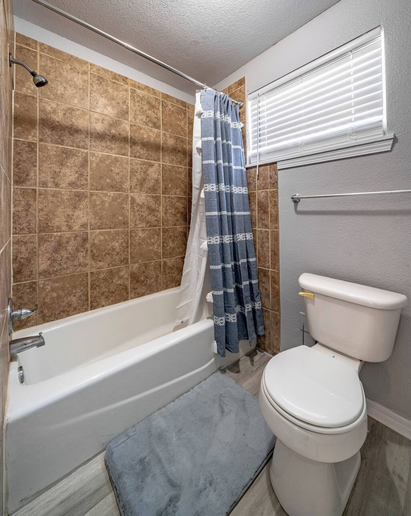 Sèche-cheveux, serviettes fournies, savon, shampoing