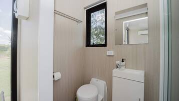 Suihku, hiustenkuivaaja, pyyhkeet