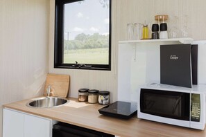 Kühlschrank, Mikrowelle, Herdplatte, Toaster