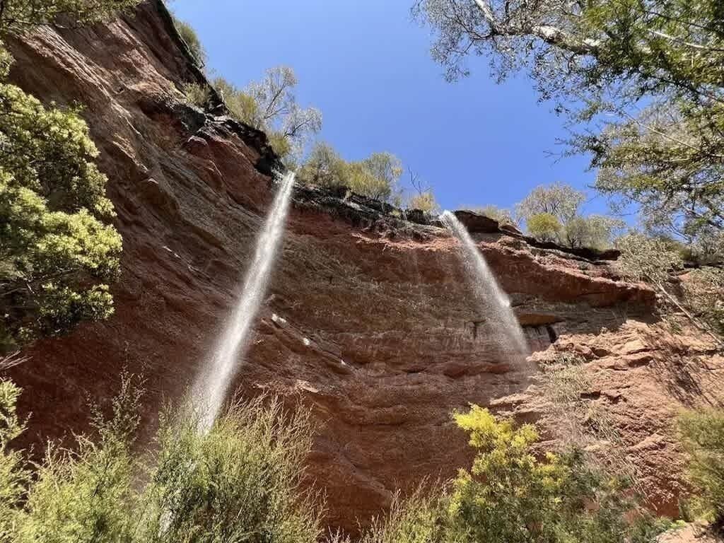 Eine natürliche Felsformation mit zwei Wasserfällen.