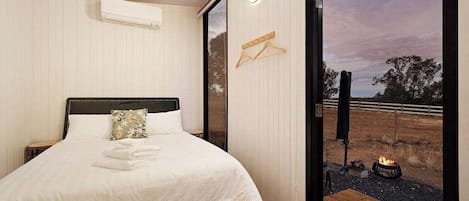 1 bedroom, bed sheets