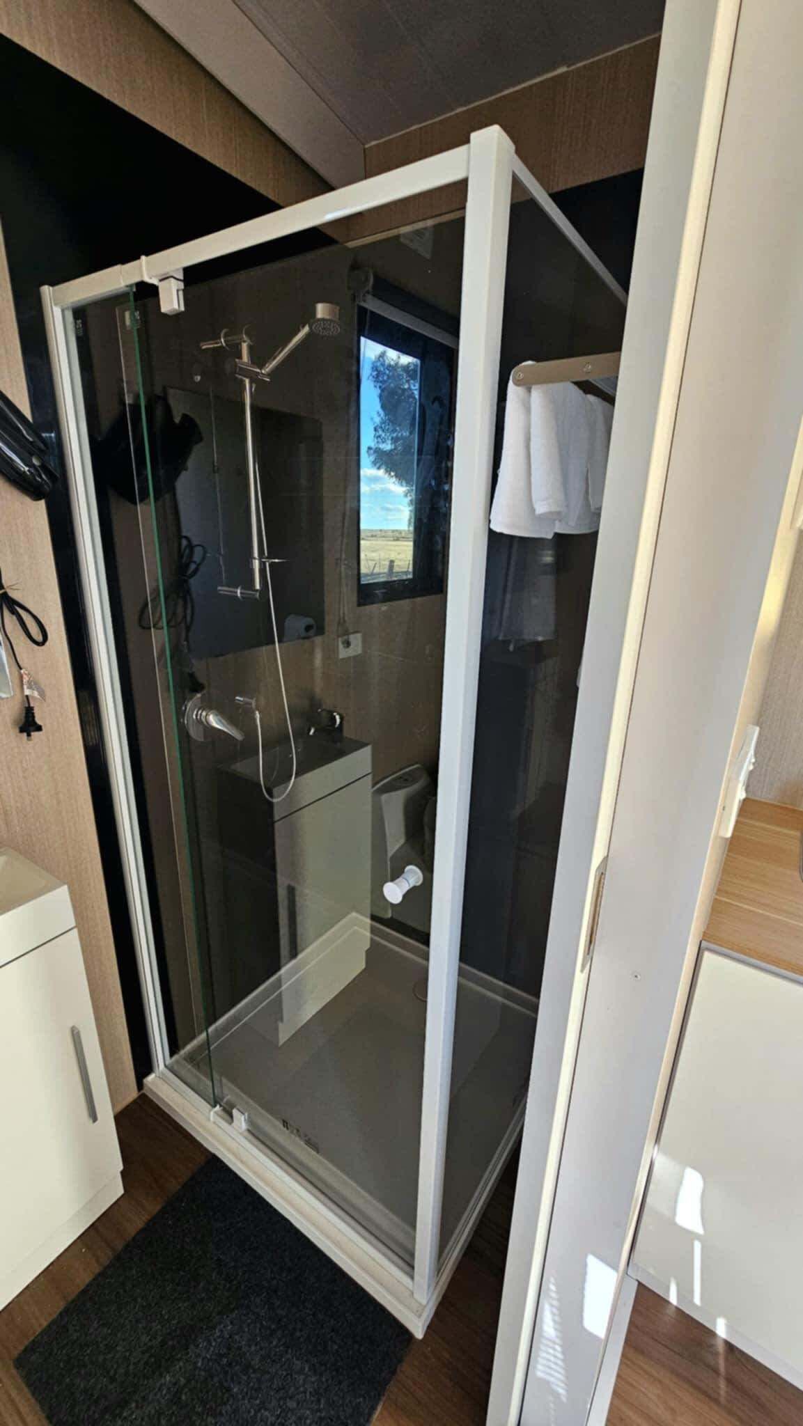 Dusche, Haartrockner, Handtücher