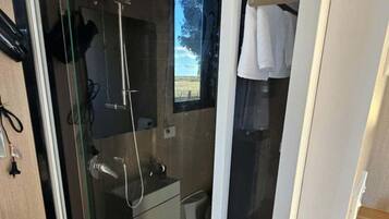 Ducha, secador de pelo y toallas