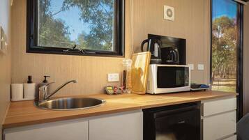 Frigorífic, microones, placa de cuina i torradora