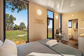 1 bedroom, bed sheets