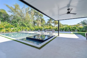 A heated pool - GoldLuxe with Outdoor Paradise (Miami)