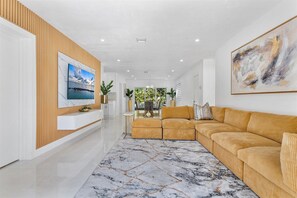 Smart TV - GoldLuxe with Outdoor Paradise (Miami)