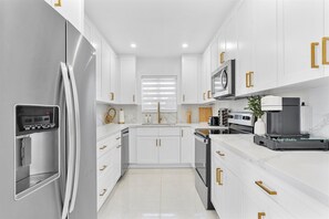 Microwave, oven, stovetop, dishwasher - GoldLuxe with Outdoor Paradise (Miami)