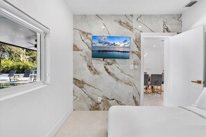 5 bedrooms, iron/ironing board, WiFi, bed sheets - GoldLuxe with Outdoor Paradise (Miami)
