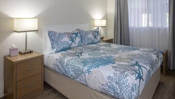 1 habitación, escritorio, tabla de planchar con plancha y cuna de viaje