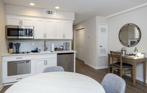 Kühlschrank, Mikrowelle, Herdplatte, Geschirrspüler