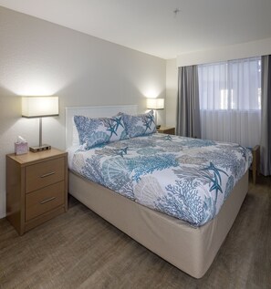 1 habitación, escritorio, tabla de planchar con plancha y cuna de viaje 