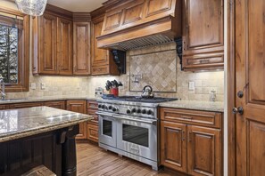 Fridge, microwave, oven, stovetop - Luxury Mountain Retreat with Hot Tub in Park City (Park City)