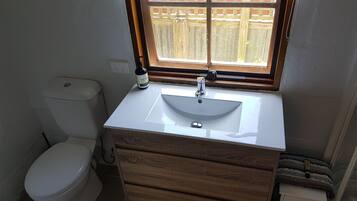 Secador de pelo, toallas, jabón, shampoo