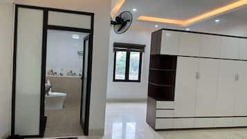 Shower, hair dryer, bidet, towels