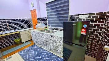 Fridge, stovetop, electric kettle, blender