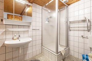 Chuveiro, secador de cabelo, toalhas de banho 