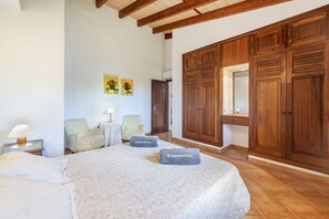 2 slaapkamers, een strijkplank/strijkijzer, gratis wifi, beddengoed