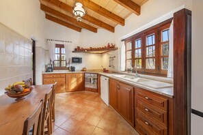 Een koelkast, een microgolfoven, een oven, een vaatwasser