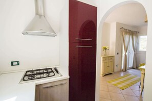 Fridge, oven, highchair - Elegant Apartment Near the Beach of Baja Sardinia (Arzachena)