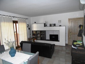 Comfort Apartment, 3 Bedrooms | Living room