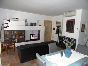 Comfort Apartment, 3 Bedrooms | Living room
