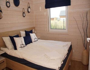 6 bedrooms, individually furnished, bed sheets - Beautiful Holiday Home, 2 Bedrooms, Mielenko (Mielno)