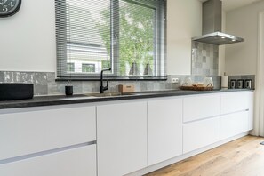 Fridge, microwave, oven, dishwasher - Pretty Holiday Home in De Koog Texel With Garden (De Koog)