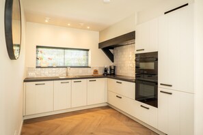 Maison Confort, 4 chambres | Cuisine privée | Réfrigérateur, micro-ondes, four, lave-vaisselle